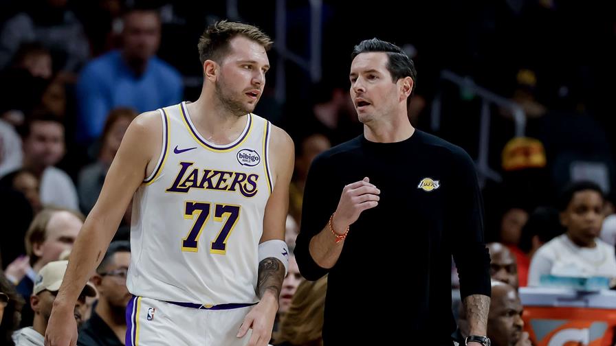 JJ Redick, coach de los Lakers, señala que los árbitros tuvieron que ver en revés ante Detroit JJ Redick, coach de los Lakers, señala que los árbitros tuvieron que ver en revés ante Detroit