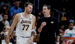 Los Lakers ganan a los Pelicans al ritmo de Doncic, Reaves y Ayton