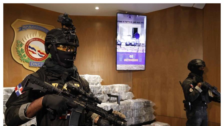 Las autoridades decomisan 484 paquetes de cocaína y apresan a dos hombres al sur de la Isla Beata