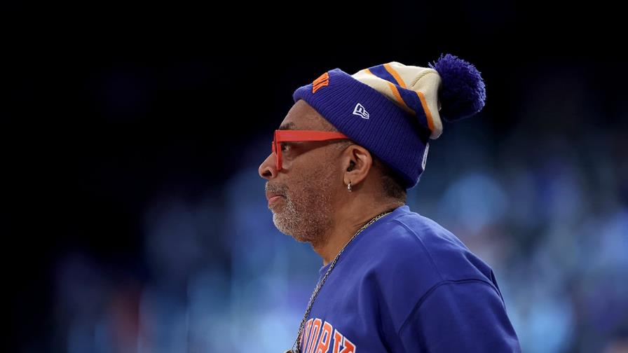 Spike Lee le regala una camiseta de los Knicks al papa León XIV Spike Lee le regala una camiseta de los Knicks al papa León XIV
