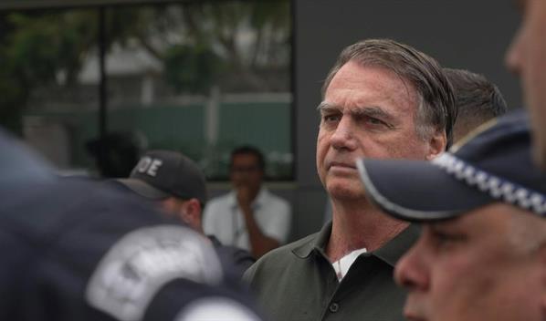 Bolsonaro abandona temporalmente su sitio de reclusi&oacute;n para una cirug&iacute;a en Navidad