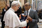 El cineasta Spike Lee le regala una camiseta de los Knicks al papa León XIV