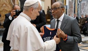 El cineasta Spike Lee le regala una camiseta de los Knicks al papa León XIV