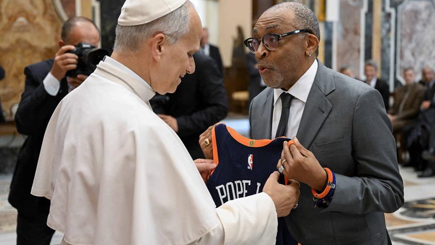 El cineasta Spike Lee le regala una camiseta de los Knicks al papa León XIV El cineasta Spike Lee le regala una camiseta de los Knicks al papa León XIV