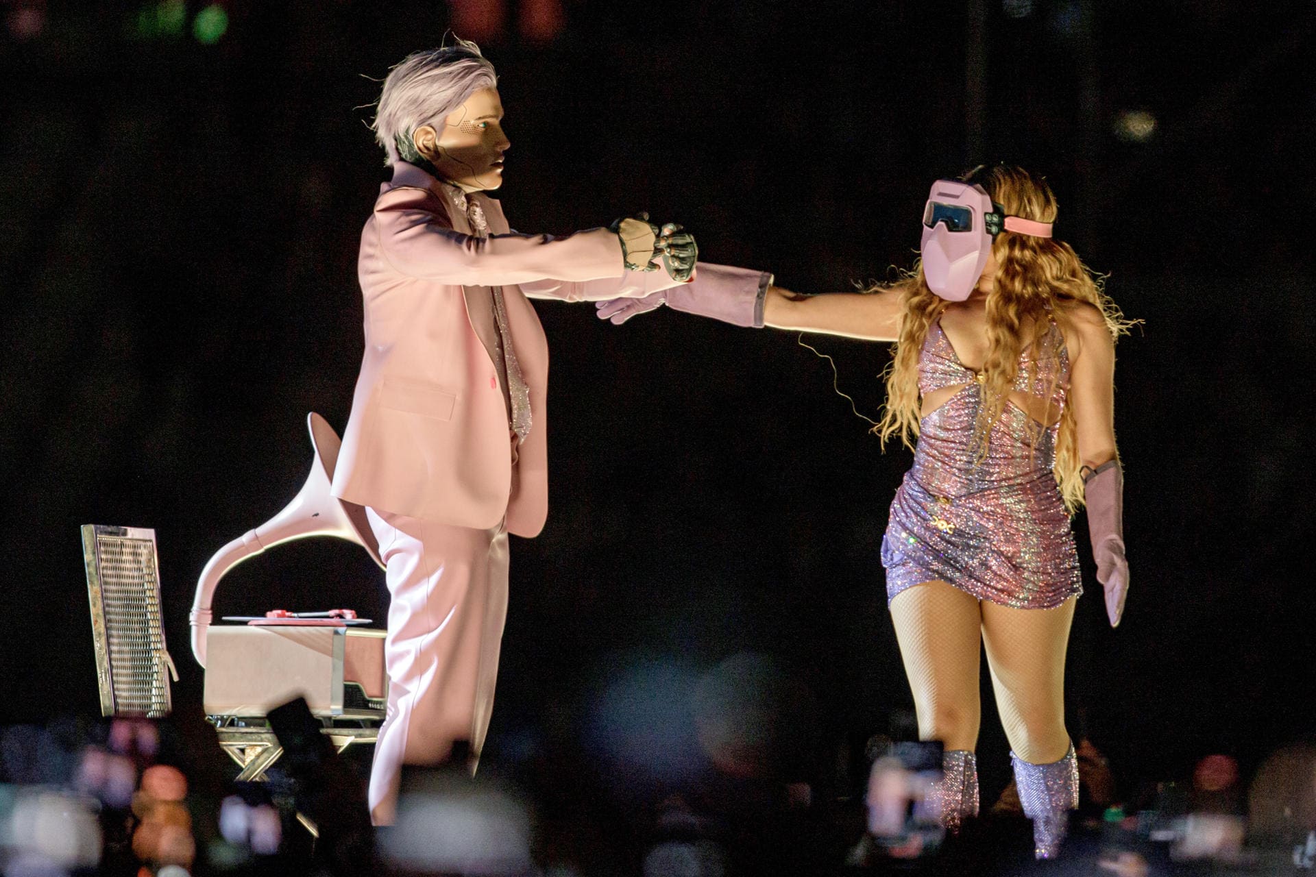 La cantante colombiana Shakira se presenta en un concierto de su gira 'Las mujeres ya no lloran World Tour' este sábado, en Lima (Perú). Shakira desató la euforia de sus fans en los exteriores del estadio Nacional de Lima a escasas horas de retomar la primera de las tres fechas programadas en Perú como parte de su gira.