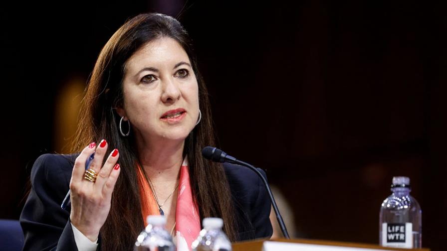 Gobernadora hispana de la Fed que renunció en agosto violó normas de ética, según reporte