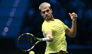 Carlos Alcaraz se impone al talento brasileño Joao Fonseca en un partido de exhibición en Miami