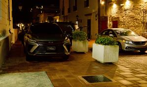 Estacionamiento irregular en aceras de Ciudad Colonial: un problema que persiste a pesar de las mejoras