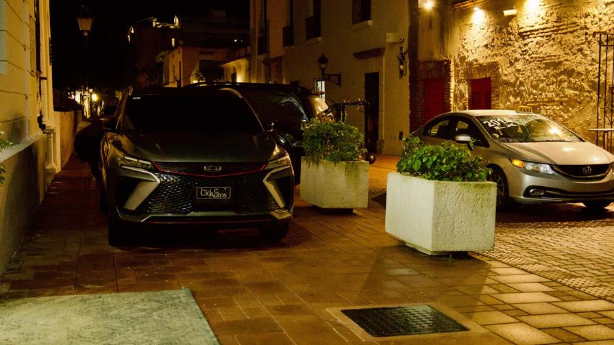 Estacionamiento irregular en aceras de Ciudad Colonial: un problema que persiste a pesar de las mejoras