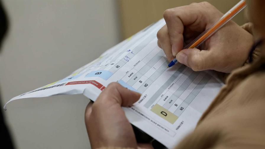 Ecuador espera resultados del referéndum que puede llevar a redactar nueva Constitución