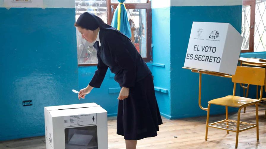 Ecuador decide este domingo sobre regreso de las bases militares extranjeras y la nueva Constitución Ecuador decide este domingo sobre regreso de las bases militares extranjeras y la nueva Constitución