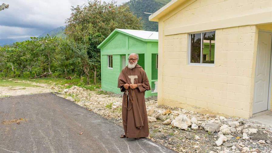 Fundación Futuro Cierto entrega seis nuevas viviendas a familias de Elías Piña