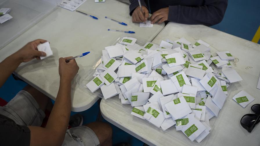 Cierran las urnas e inicia el conteo de votos en las elecciones presidenciales de Chile Cierran las urnas e inicia el conteo de votos en las elecciones presidenciales de Chile
