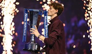 Jannik Sinner vence a Carlos Alcaraz y gana el Masters ATP por segundo año seguido