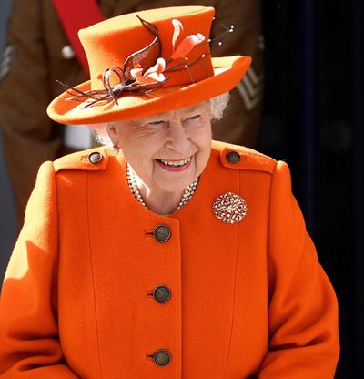 La reina Isabel II resurge como meme viral en redes sociales con videos generados por IA