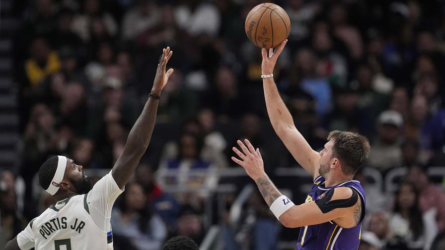 Doncic majestuoso en victoria de los Lakers sobre los Bucks en la NBA Doncic majestuoso en victoria de los Lakers sobre los Bucks en la NBA