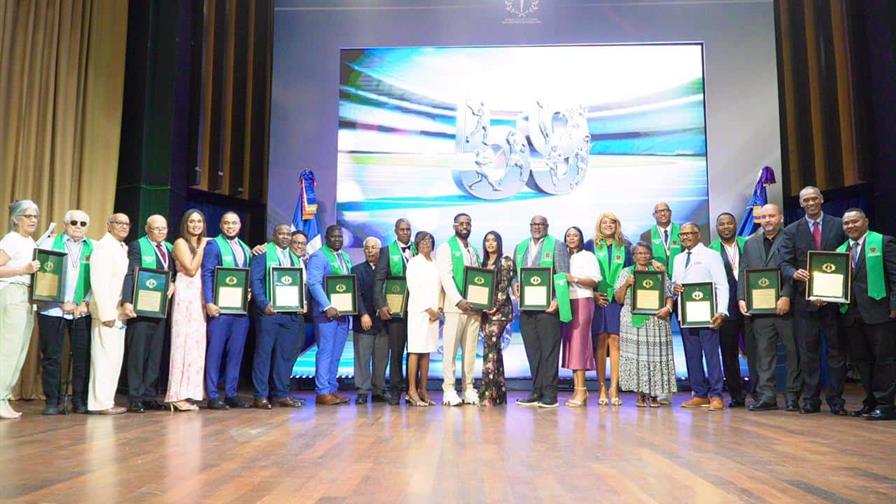 Doce nuevos inmortales son exaltados al Pabellón de la Fama Doce nuevos inmortales son exaltados al Pabellón de la Fama