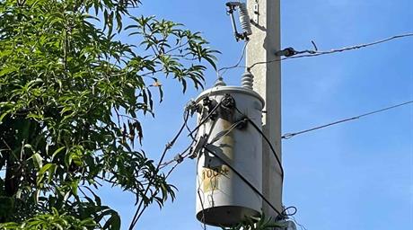 Transformador provoca altos y bajos voltajes en Invivienda por conexiones ilegales y temen lo peor