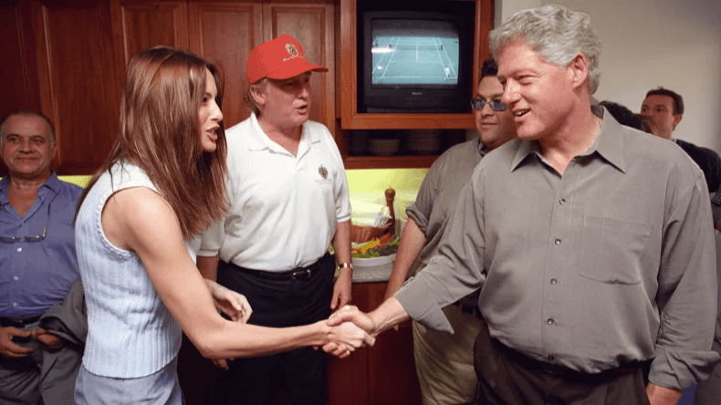 Melania Trump saluda a Bill Clinton.