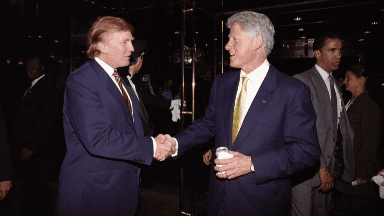 Donald Trump y Bill Clinton el 16 de junio de 2000 en la Trump Tower.