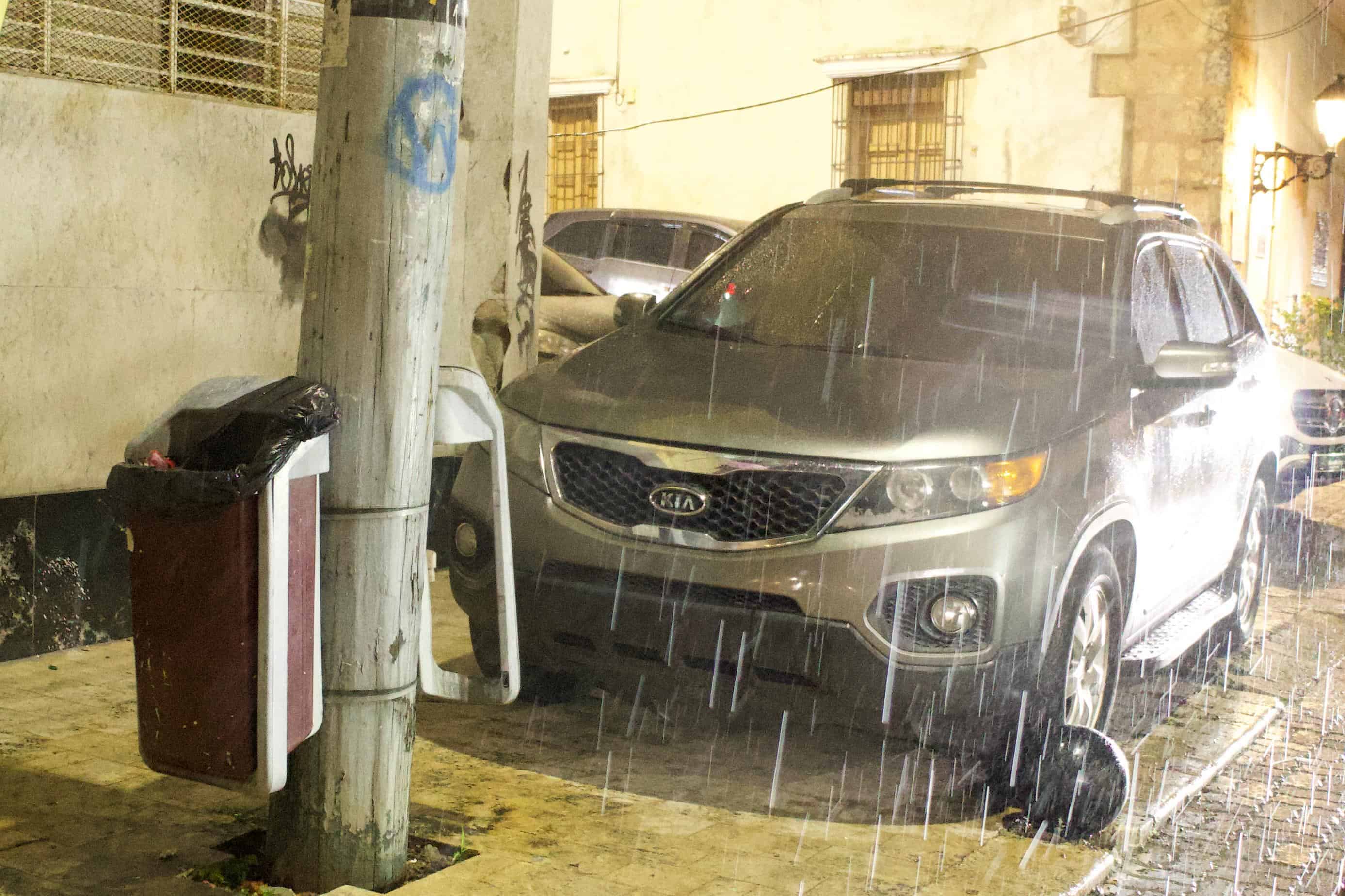 Vehículos estacionados en las aceras de la ciudad colonial.