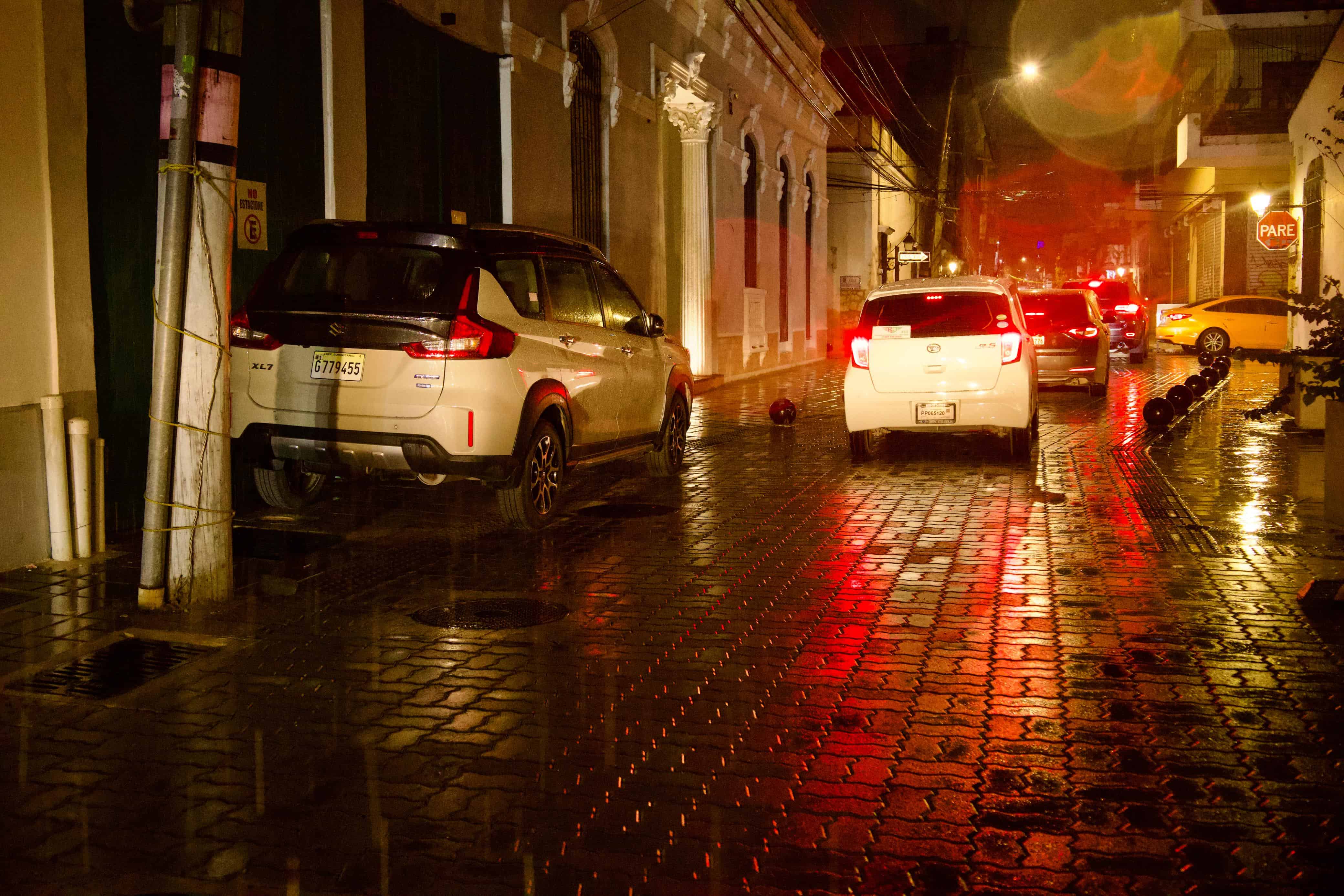 Vehículos estacionados en las aceras de la ciudad colonial.