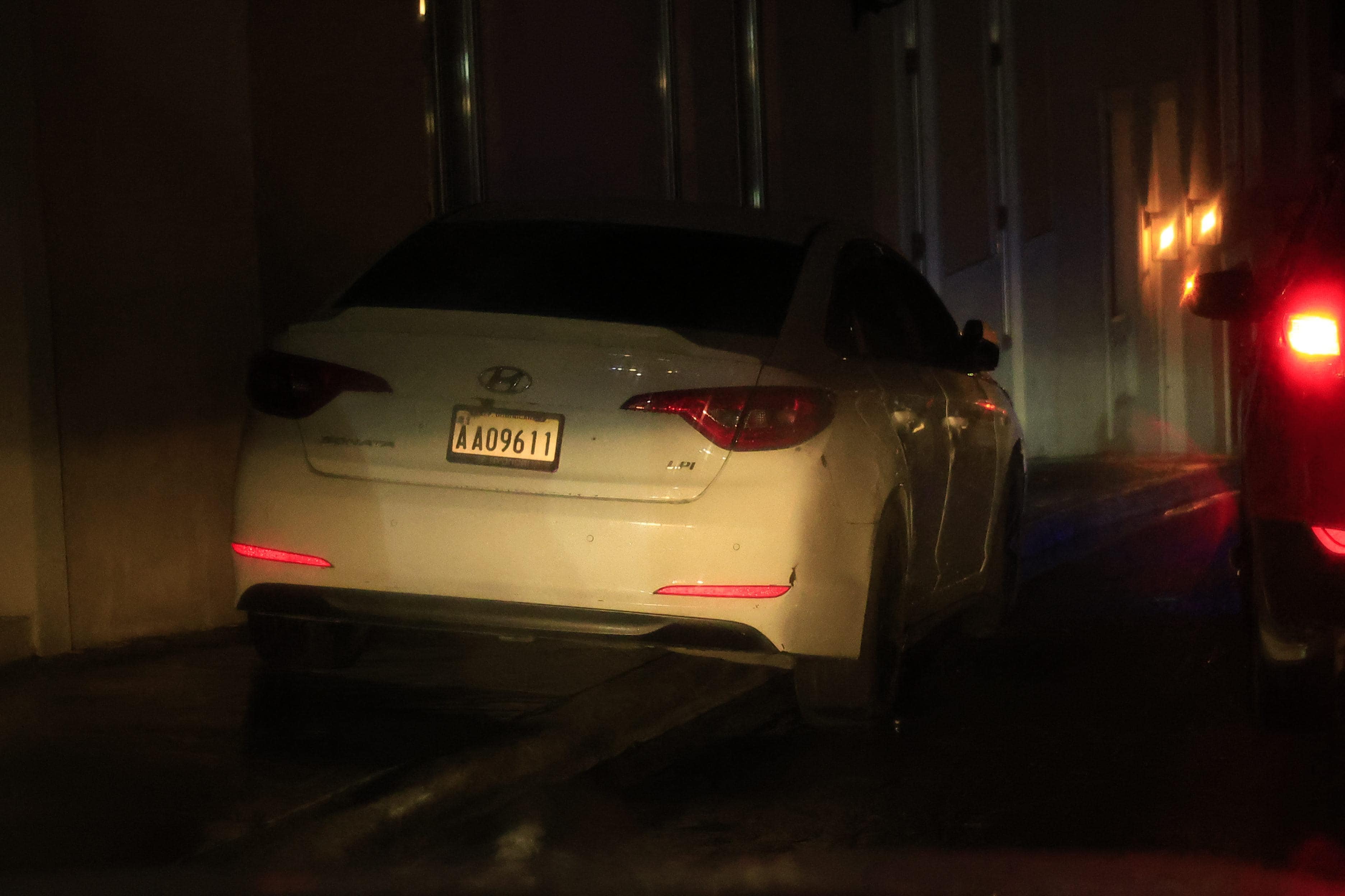 Vehículos estacionados en las aceras de la ciudad colonial.