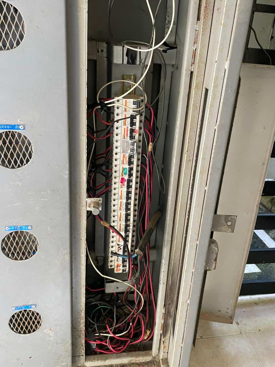 Los cables expuestos representan un peligro, manifestaron los residentes de este edificio.