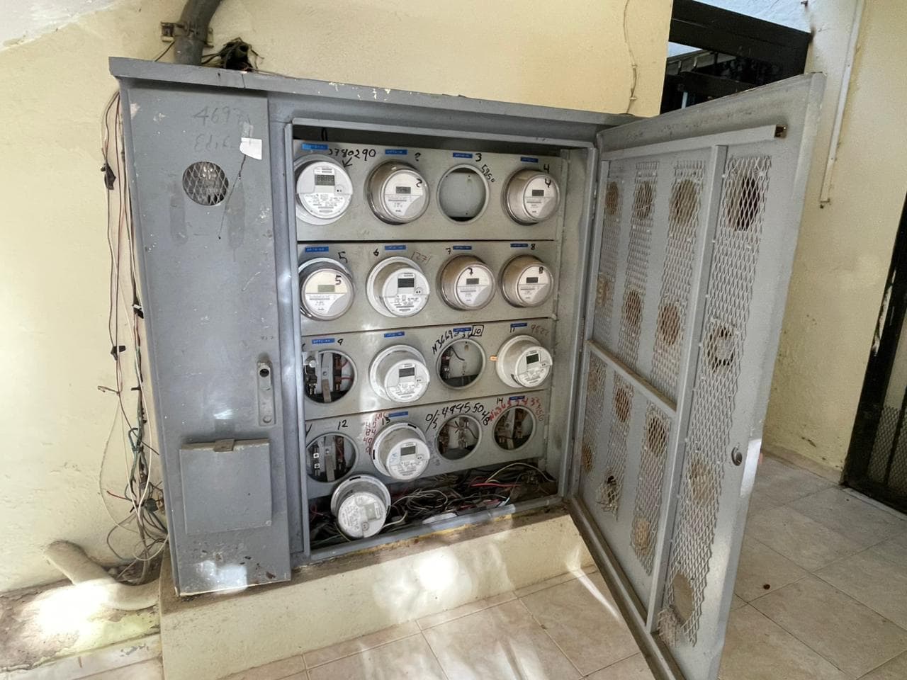 Panel eléctrico alterado del edificio 6 en la manzana 4697 de Invivienda Santo Domingo Este.