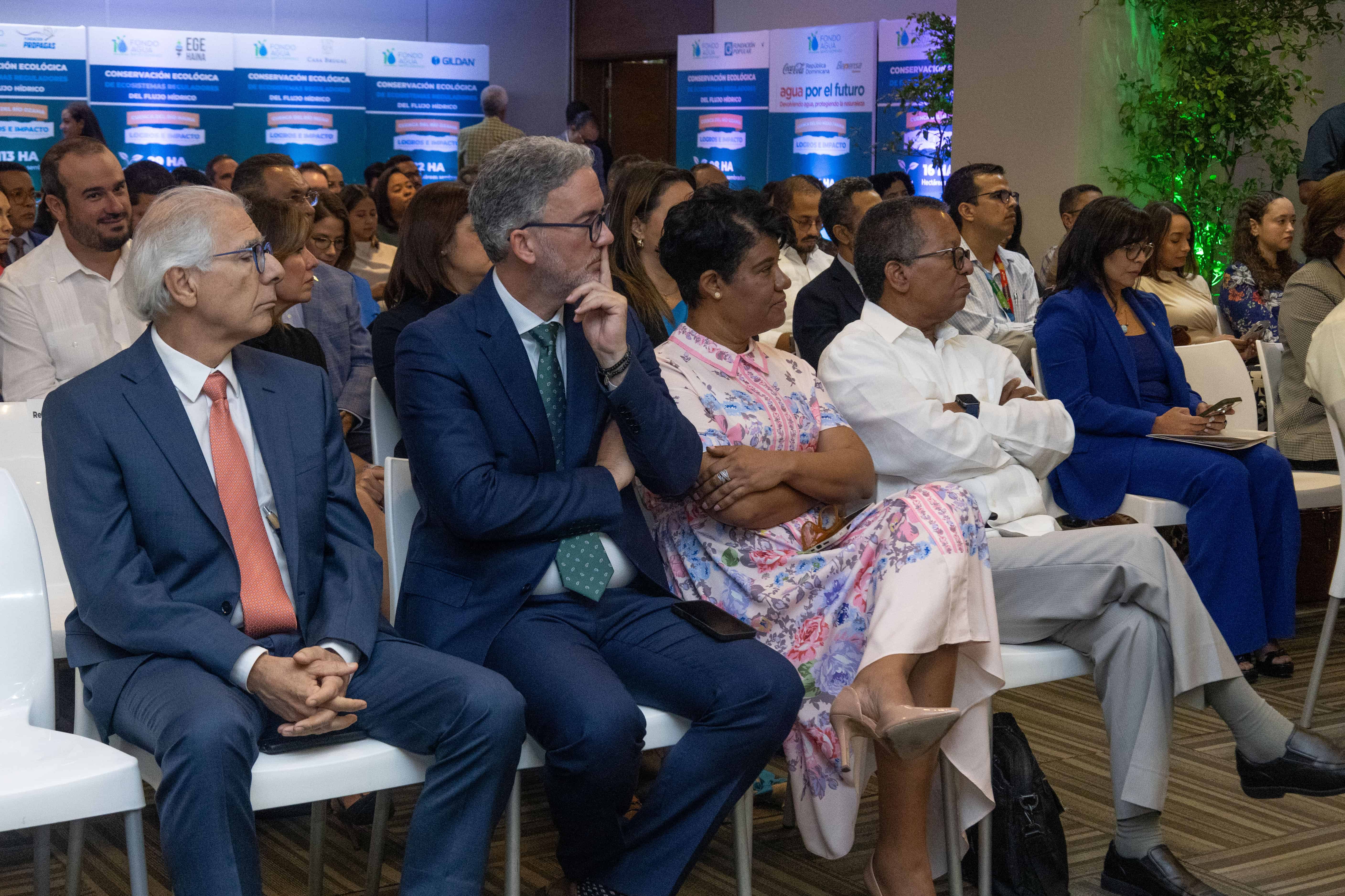 Funcionarios y empresarios vinculados al Fondo de Agua Santo Domingo asistieron este lunes a la celebración de su décimo aniversario.