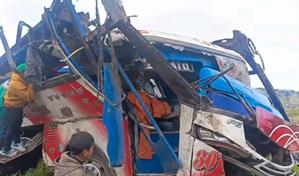 Al menos 13 muertos al caer un autobús por la ladera de una montaña en Andes de Ecuador