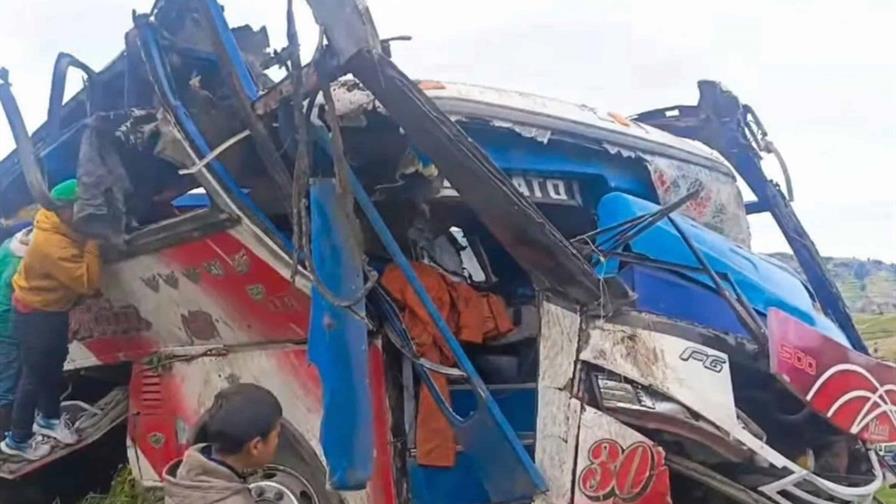 Al menos 13 muertos al caer un autobús por la ladera de una montaña en Andes de Ecuador