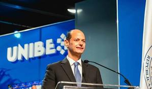 Alejandro Cambiaso exhorta a nuevos médicos y odontólogos de Unibe a liderar con propósito