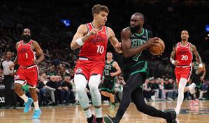Los Celtics doblegan a los Clippers 121-118 liderados por 33 puntos de Jaylen Brown