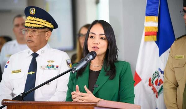 Faride advierte que incautar&aacute;n todas armas de fuego exhibidas en p&uacute;blico aunque tengan permisos