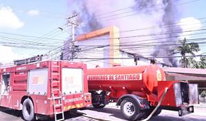 Incendio afecta almacén de tiendas de computadora en Santiago