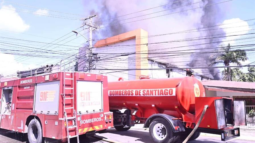 Incendio afecta almacén de tiendas de computadora en Santiago Incendio afecta almacén de tiendas de computadora en Santiago