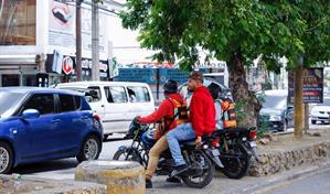Intrant prohíbe, otra vez, uso de "medio casco": reitera que solo los homologados están permitidos