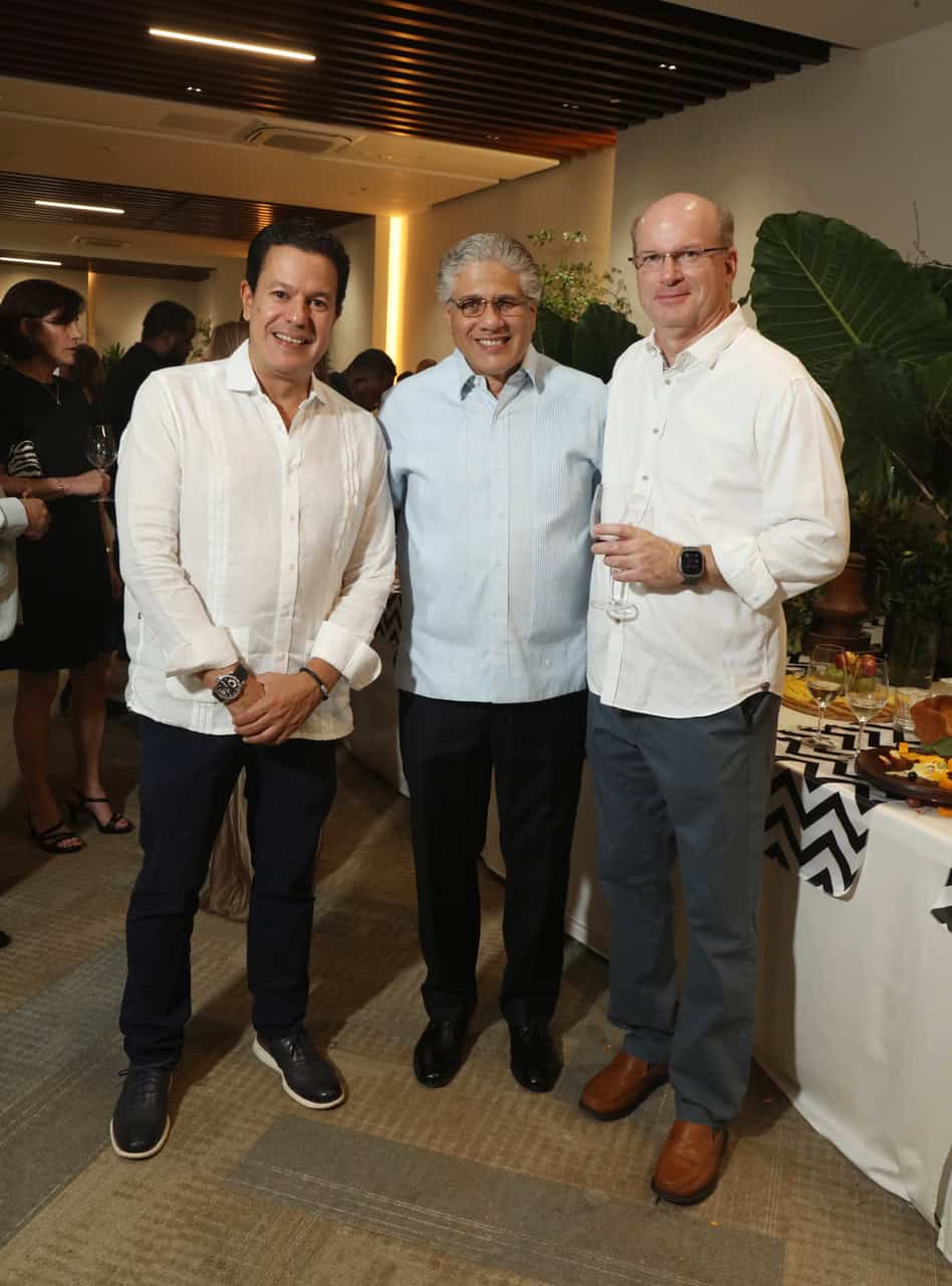 Juan Jos Contin, Juan Carlos Cotin, Willy Lithgow.