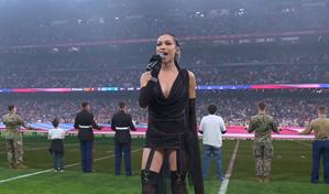 La dominicana Karina Pasián canta himno de EE. UU. en el primer partido de la NFL en España