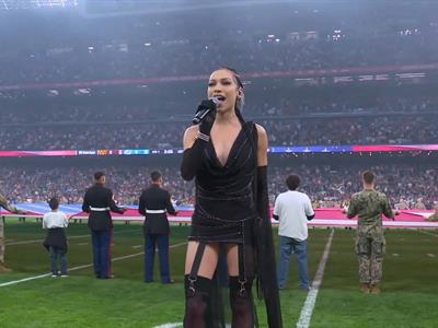 Karina Pasián canta himno de EE. UU. en partido NFL en España