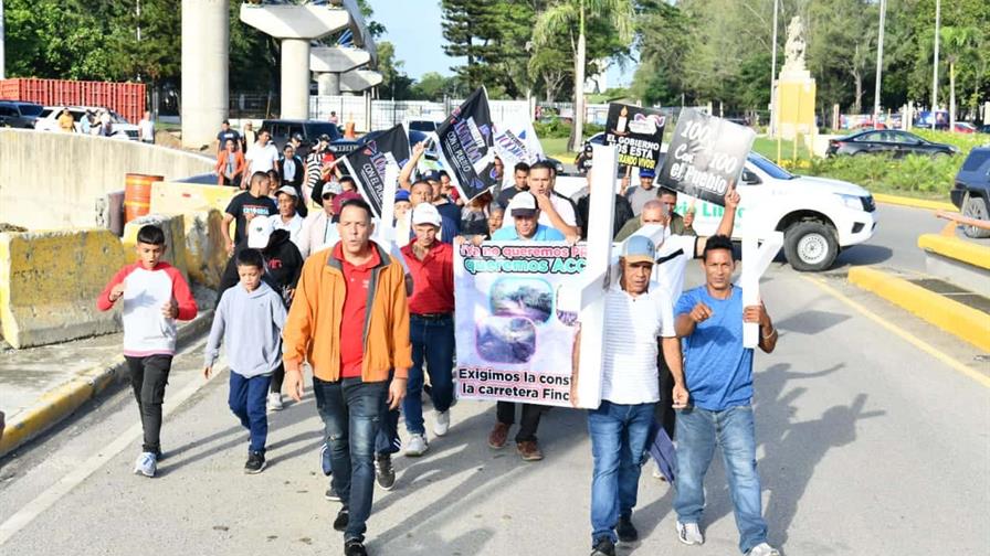 Peregrinos salen desde Santiago hacia el Palacio Nacional para exigir construcción de carretera Peregrinos salen desde Santiago hacia el Palacio Nacional para exigir construcción de carretera