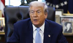 Trump insiste en que no descarta ninguna opción con Venezuela y dice que hablará con Maduro