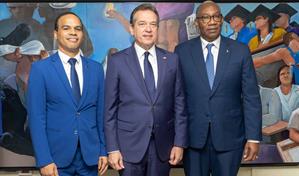 UASD reconoce al ministro Víctor "Ito" Bisonó por su apoyo a la innovación y la formación práctica