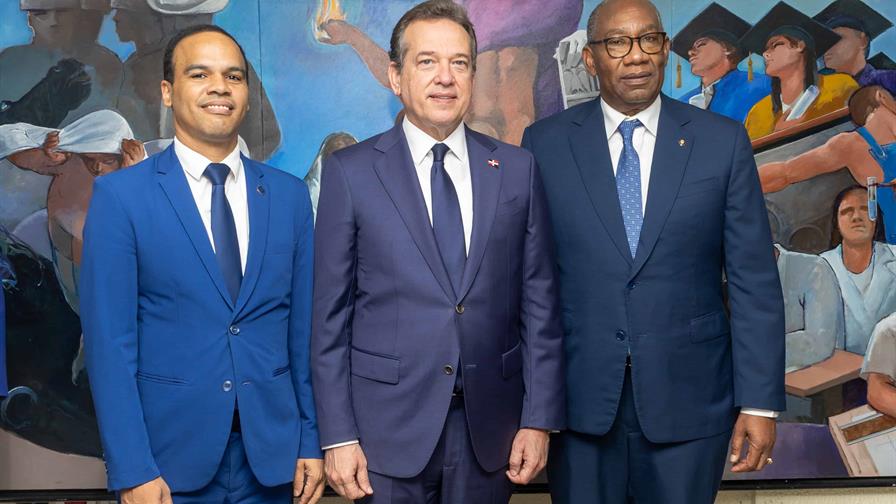 UASD reconoce al ministro Víctor "Ito" Bisonó por su apoyo a la innovación y la formación práctica UASD reconoce al ministro Víctor "Ito" Bisonó por su apoyo a la innovación y la formación práctica