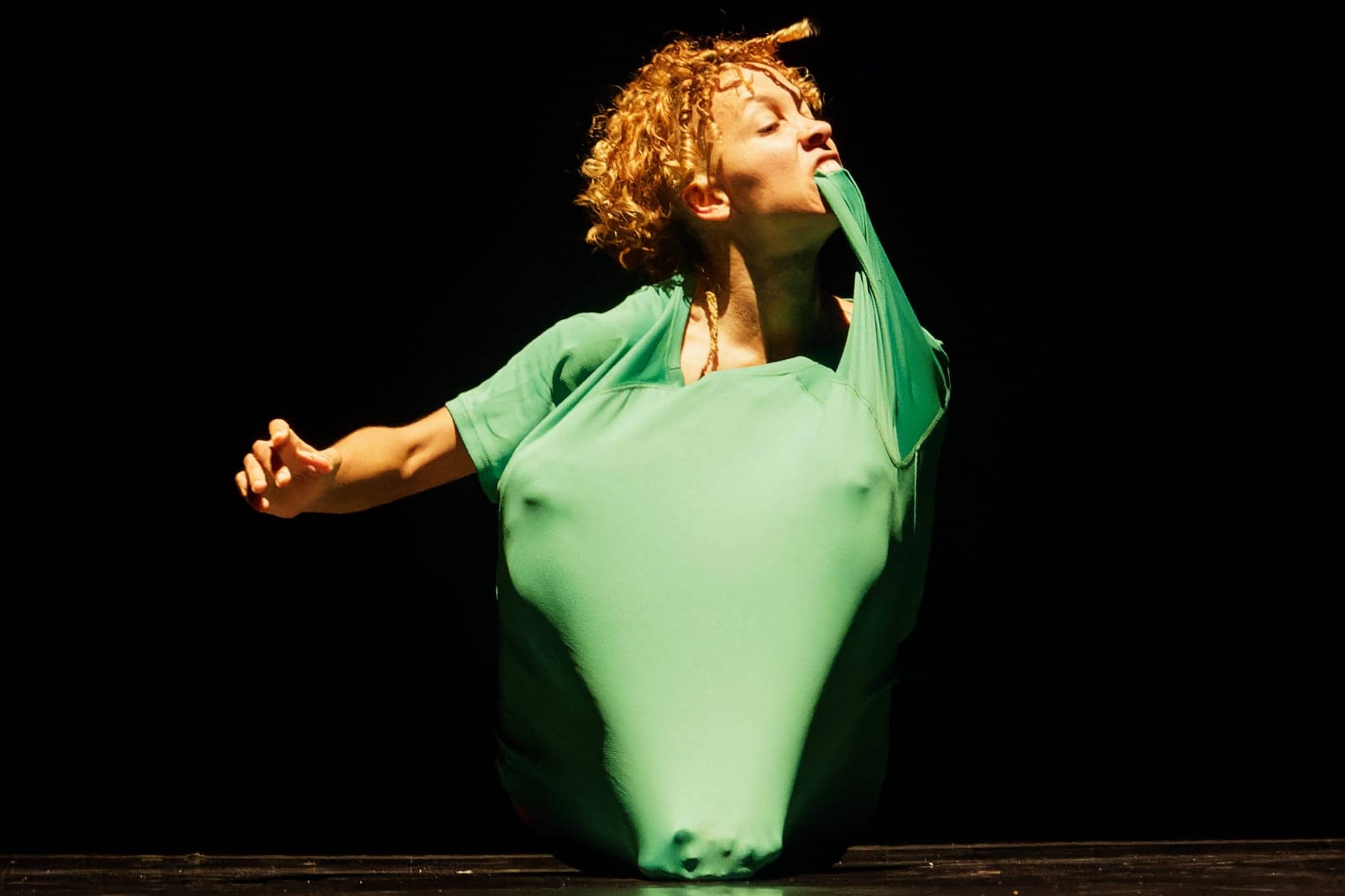 Evelyn Tejada interpretando su pieza 0.4mm en el Festival Cicbuny.