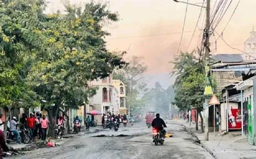 Tensión en Juana Méndez: amanecen calles con neumáticos encendidos y preocupa a la frontera
