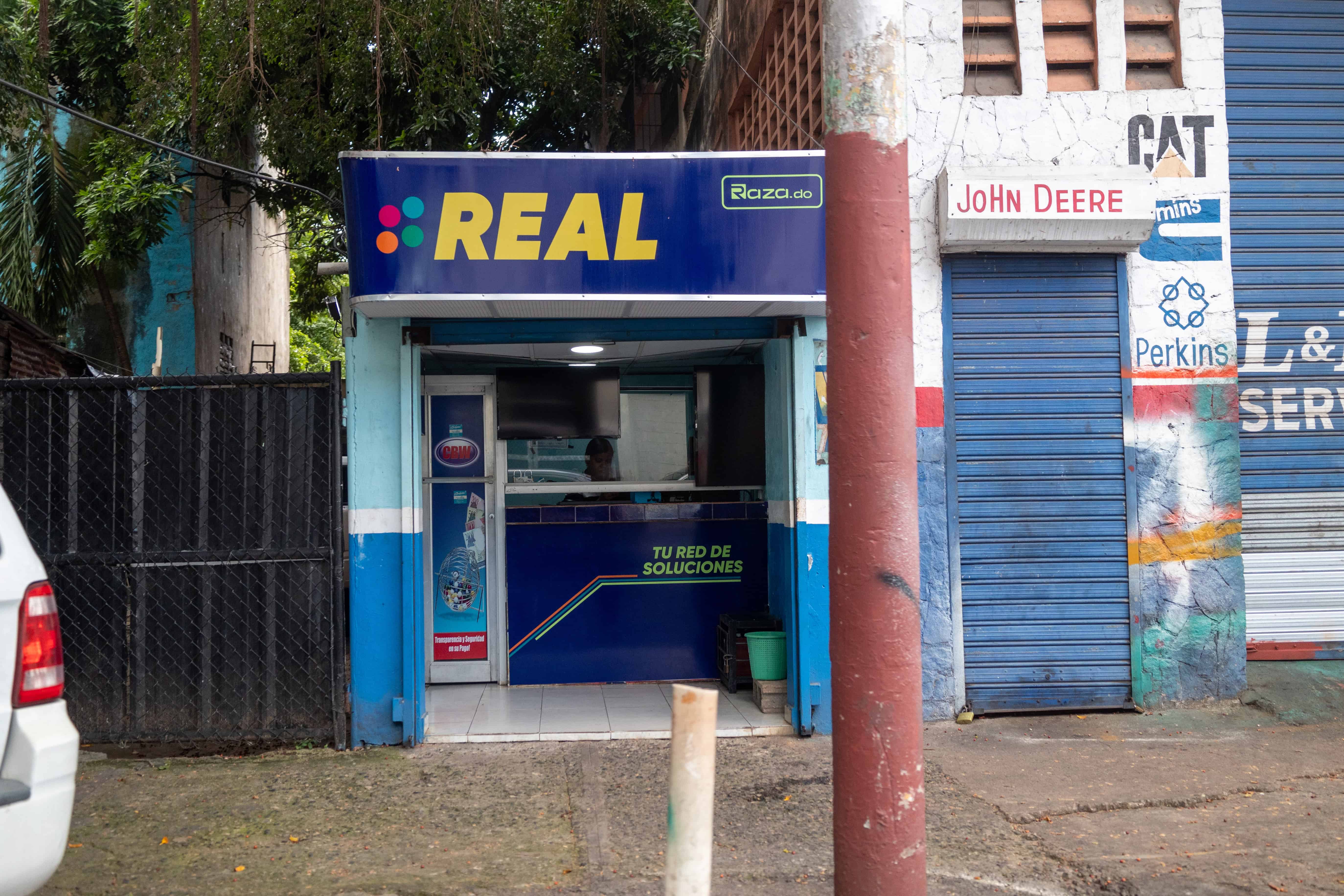 Banca en la calle Francisco Villaespesa, Villa Juana.