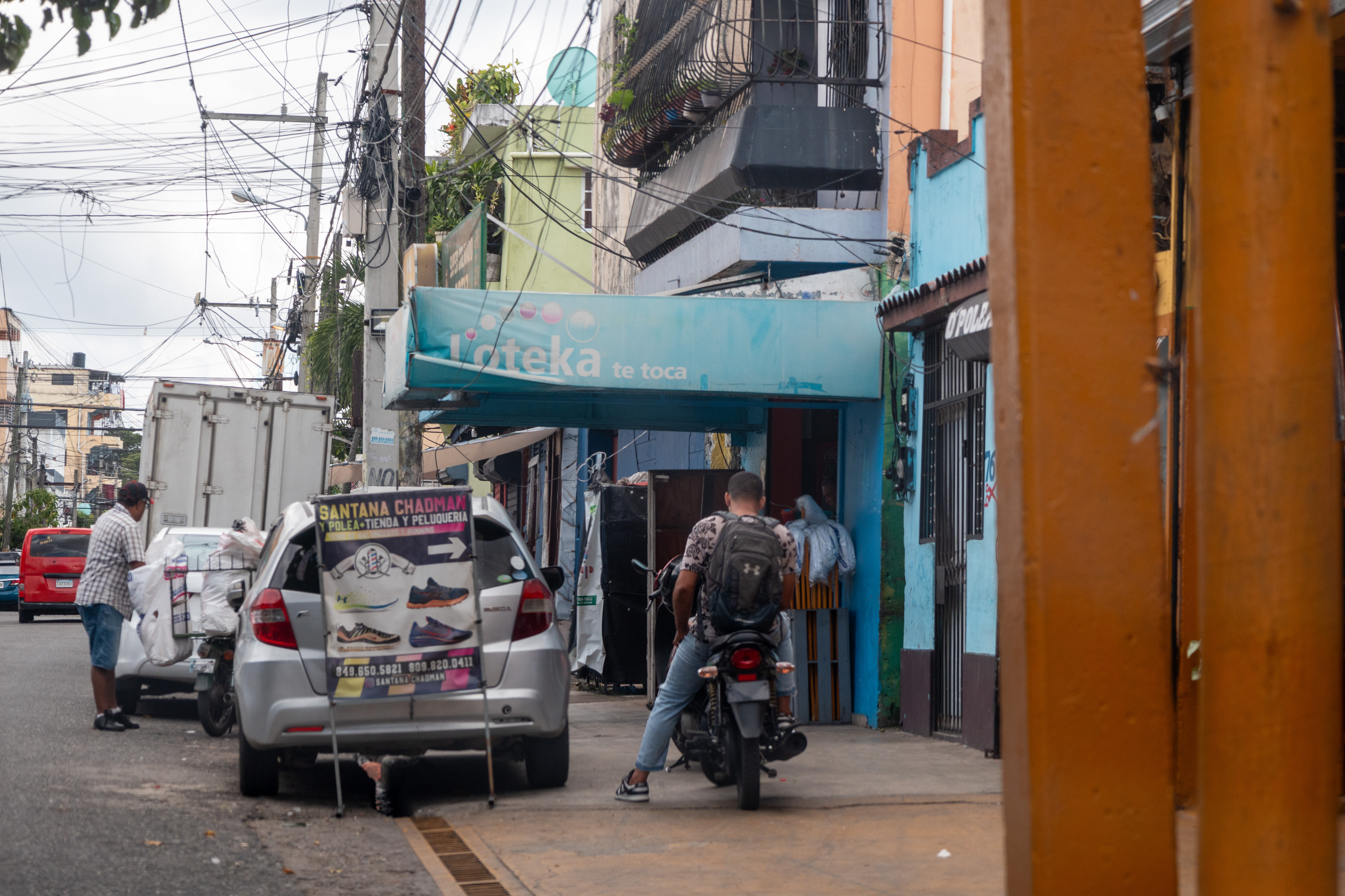 Algunas banca colocan toldos que violan el espacio aéreo de las aceras.
