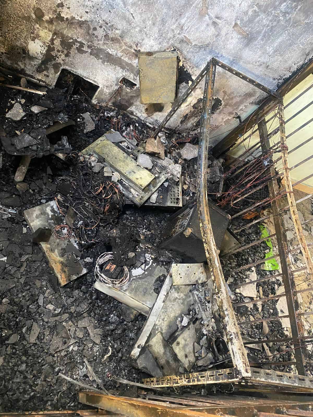 Restos de equipos y cables quemados.